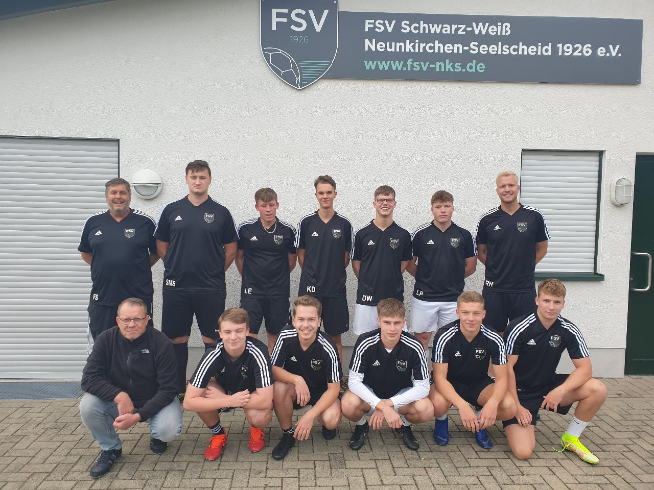 Die A-Jugend des FSV Neunkirchen-Seelscheid bedankt sich bei Malermeisterbetrieb Wevers für die Spende von Aufwärmshirts