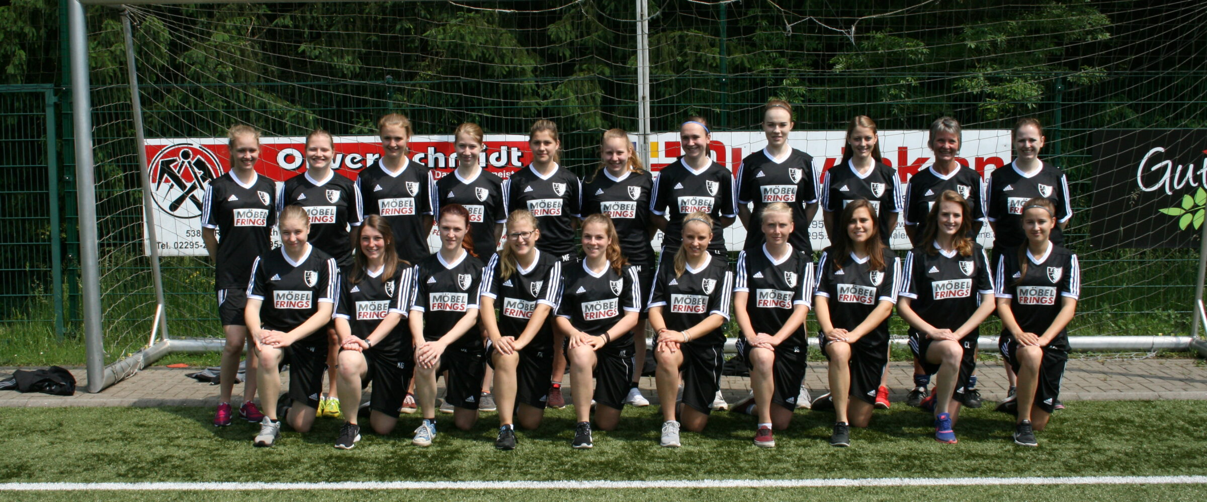 Neue Teamshirts und neue Teamanzüge für Damen-Mannschaft