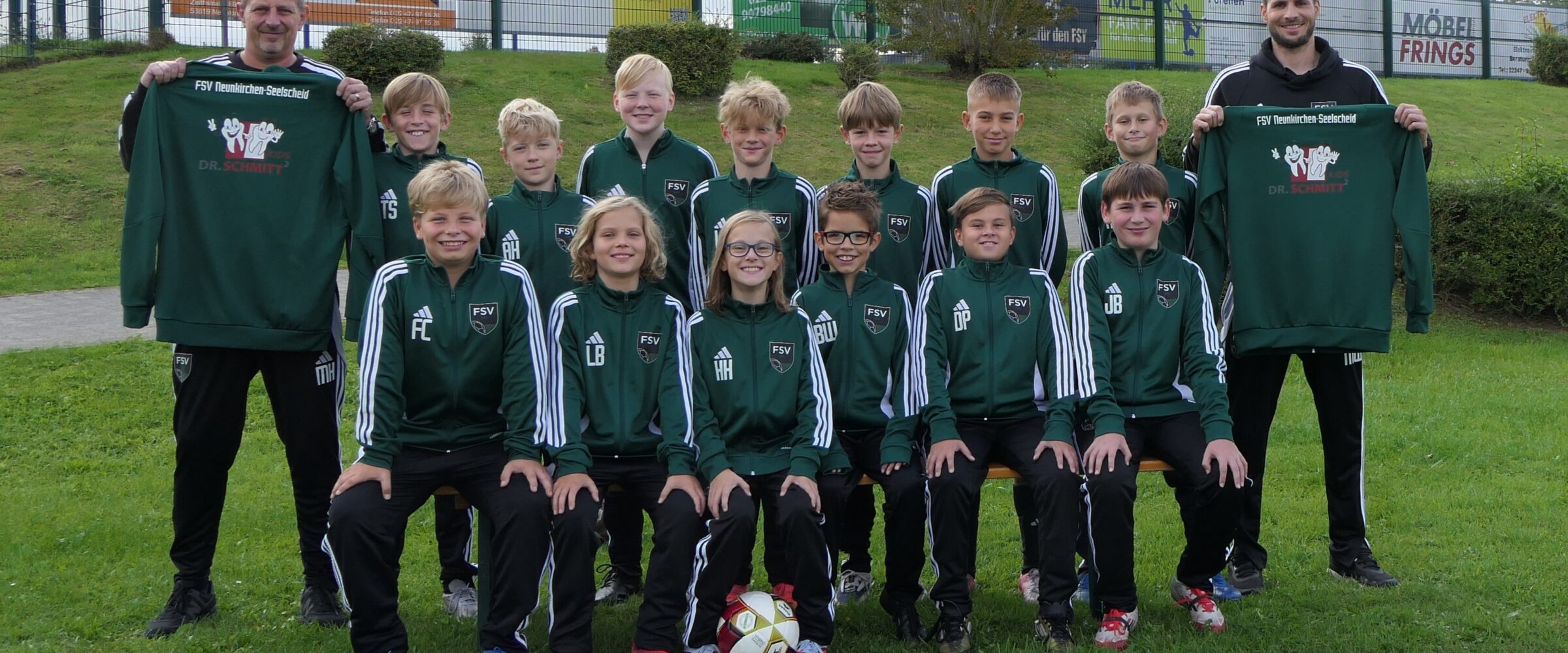 Zahnärzte Dr. Schmitt² spenden neue Trainingsanzüge für die U 12/1